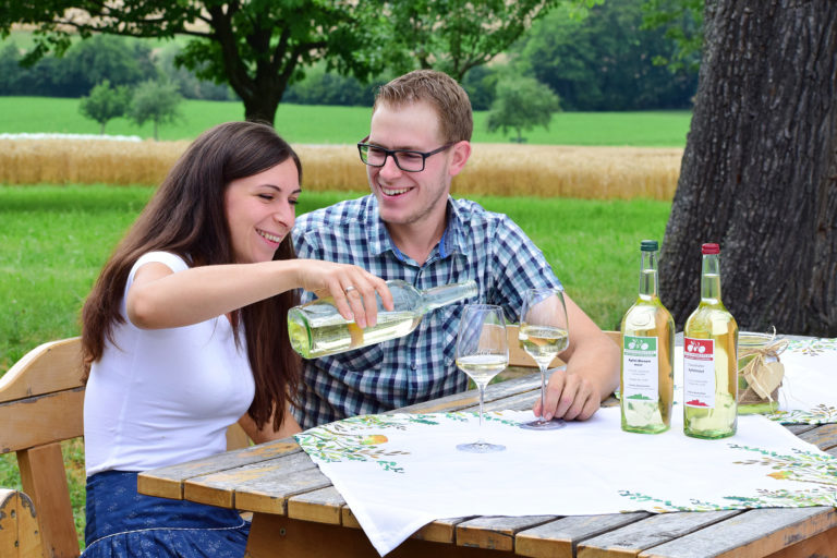 Familie beim Mosttrinken