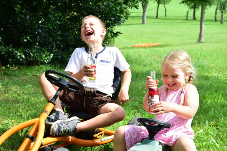 Kinder mit Saft